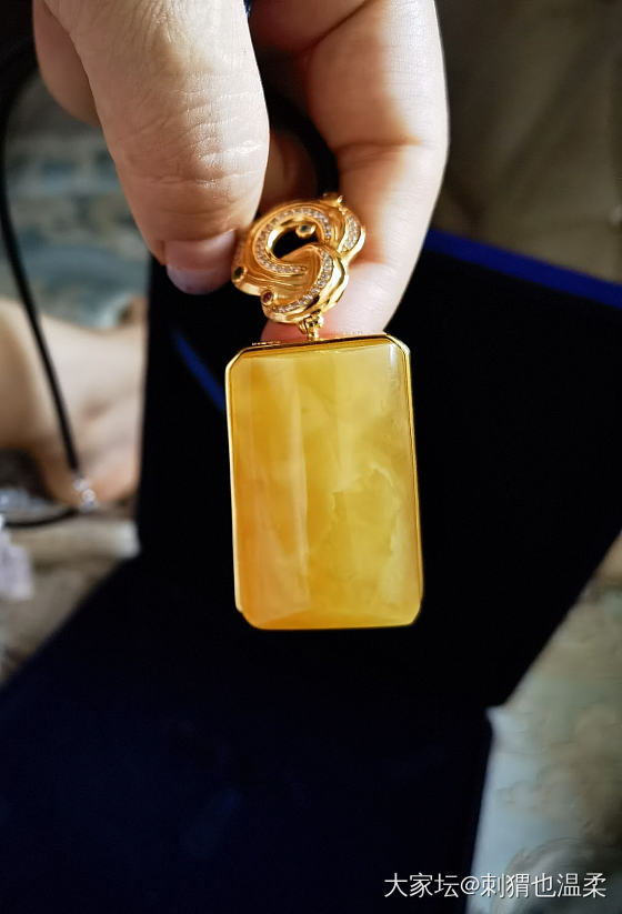 入手了一个蜜蜡吊坠，大家帮忙看下是不是买贵了，1599入手的_琥珀蜜蜡