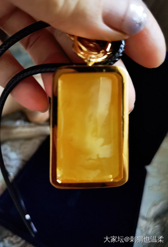 入手了一个蜜蜡吊坠，大家帮忙看下是不是买贵了，1599入手的_琥珀蜜蜡