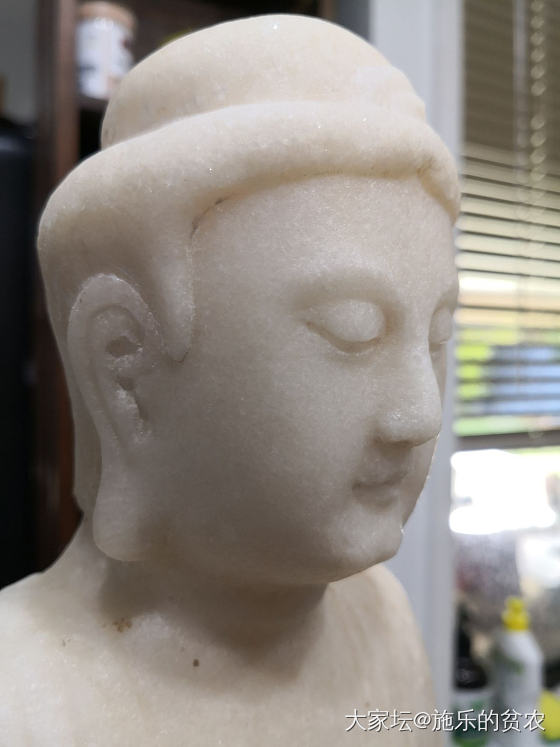 汉白玉石佛洗浴记
佛像的头顶、双肩及琢刻的多数犄角旮旯处布满发黄的痕迹和沉积灰垢..._收藏