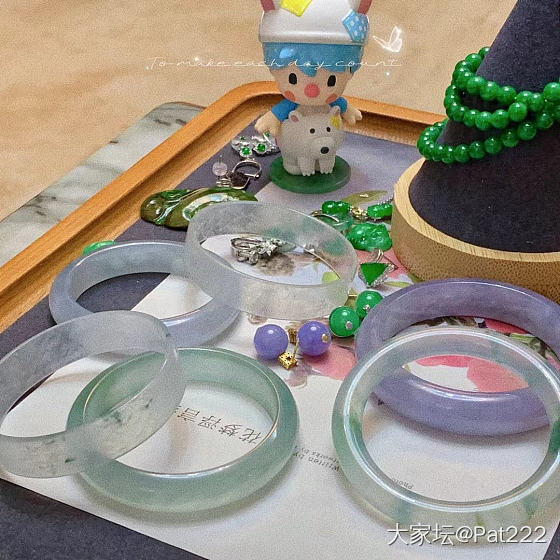 多年后百宝箱里，一件件取出来，
这是在哪个时候，在什么心情下买的，
说出来的都是..._翡翠