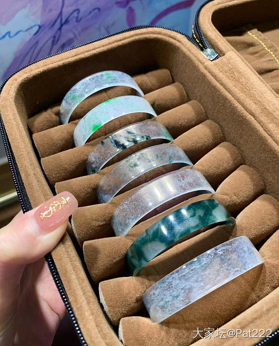 多年后百宝箱里，一件件取出来，
这是在哪个时候，在什么心情下买的，
说出来的都是..._翡翠