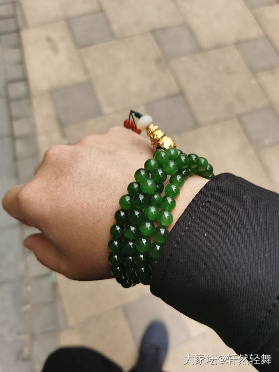 炒冷饭，和田碧玉所谓的帝色就是这种了吧，荧光微猫眼，阴天下真的美哭了。_珠串和田玉