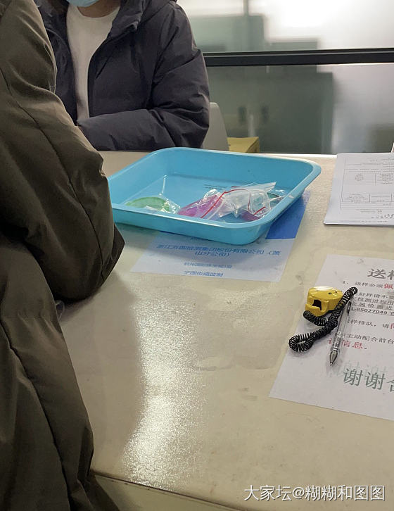 在检测中心等证书，看到前面一对中年夫妻检测了四件假翡翠_翡翠