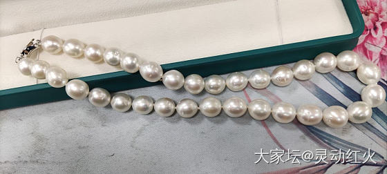 瑕疵近圆的澳白串珠来了，佩戴效果真的是很在线不拉胯，光泽确实是澳白的，_珍珠