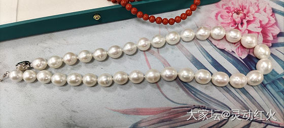 瑕疵近圆的澳白串珠来了，佩戴效果真的是很在线不拉胯，光泽确实是澳白的，_珍珠