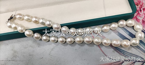 还是那串2380的瑕疵澳白，让心灵手巧的美女老板帮我拆卡串成了项链和手链_项链珍珠