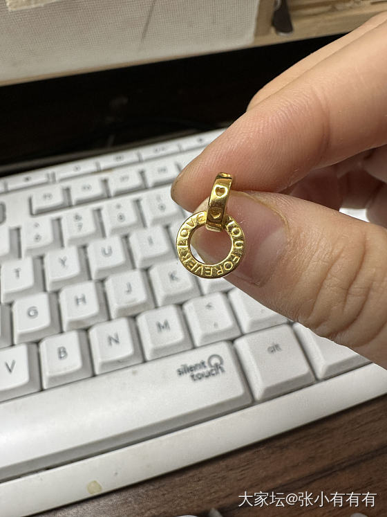 周大福这两个足金小耳钉还挺可爱的。_金