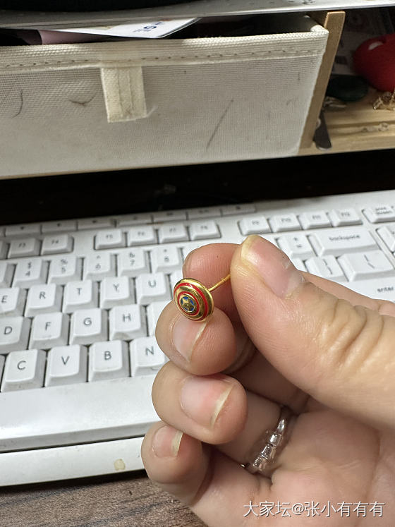 周大福这两个足金小耳钉还挺可爱的。_金
