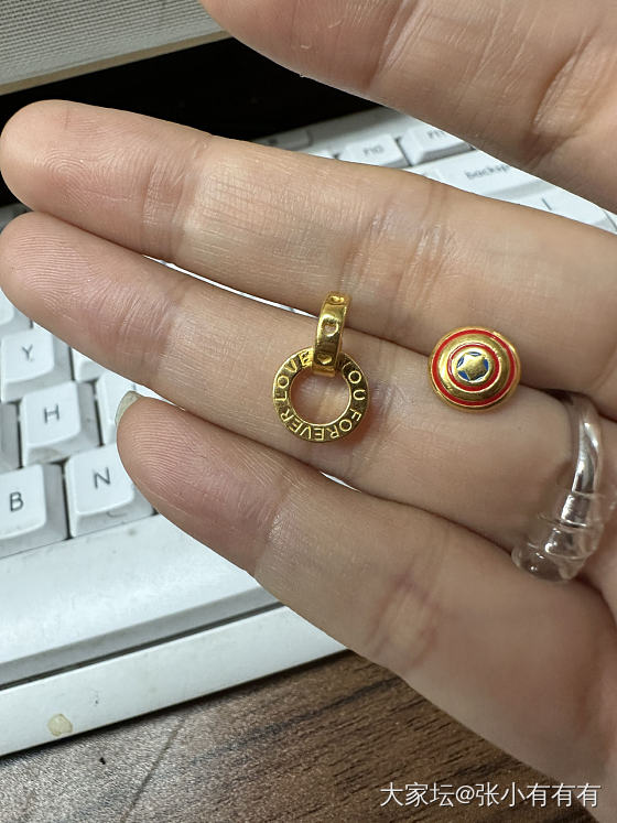 周大福这两个足金小耳钉还挺可爱的。_金
