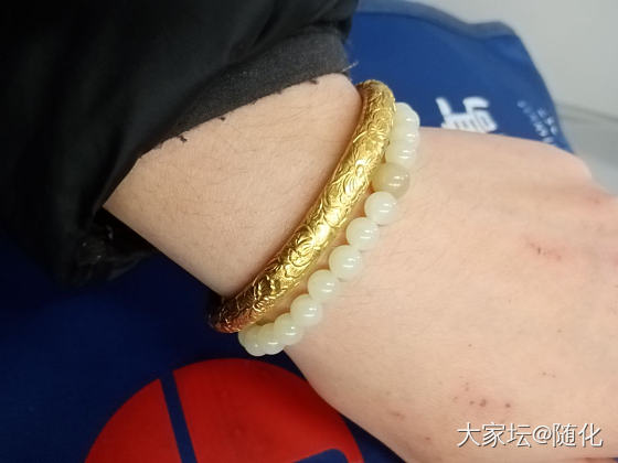 金镯应该搭配什么呀_搭配金