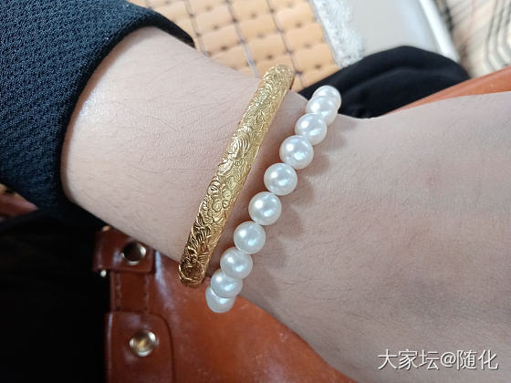 金镯应该搭配什么呀_搭配金