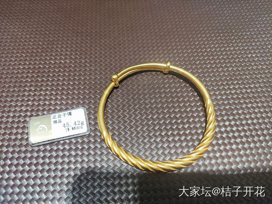 想给妈妈买个金手镯，大家有没有推荐的款呀_金