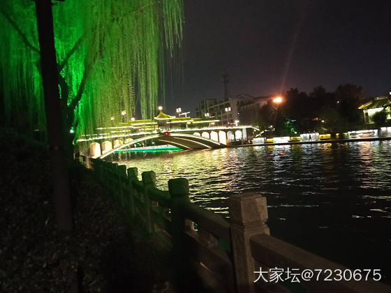 晚上出门遛遛狗，看看运河上的船_旅游