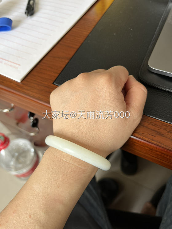 问问坛子里的大神，这款镯子是籽料吗？镯子圈口尺寸较小，白度大概是一级。上午还干干..._手镯和田玉