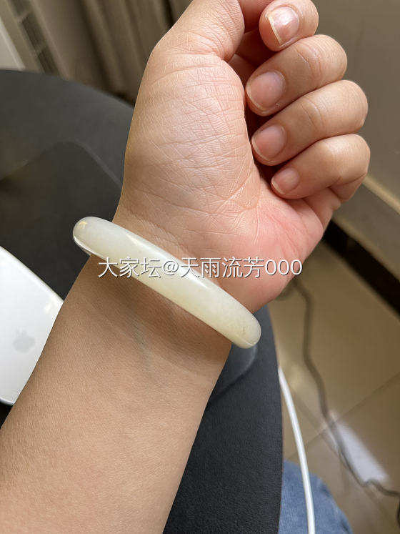 问问坛子里的大神，这款镯子是籽料吗？镯子圈口尺寸较小，白度大概是一级。上午还干干..._手镯和田玉