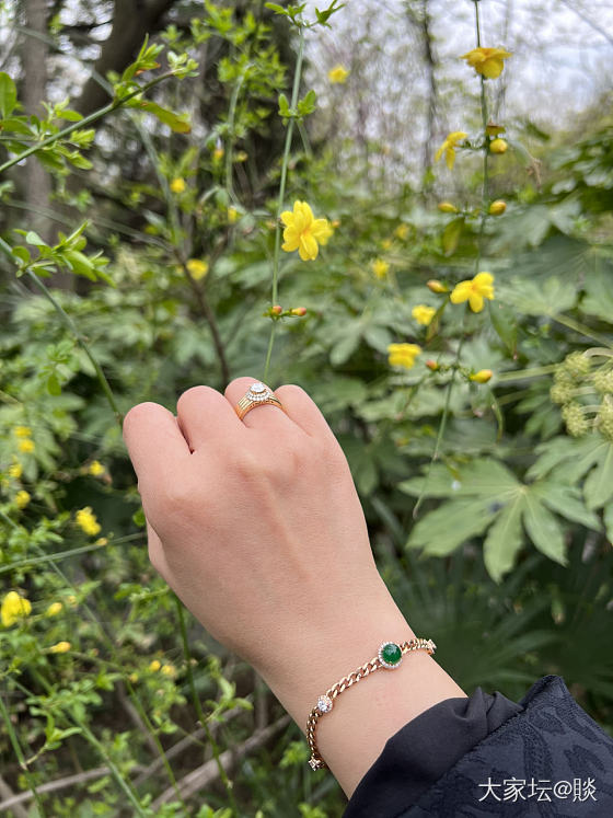 冻死在春天的节奏呀，羽绒服又穿起来了，今日配饰😂😂_搭配金