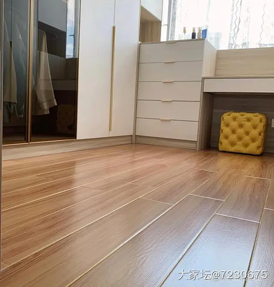 新房装修，房间用木地板好还是木纹瓷砖好呢?_装修