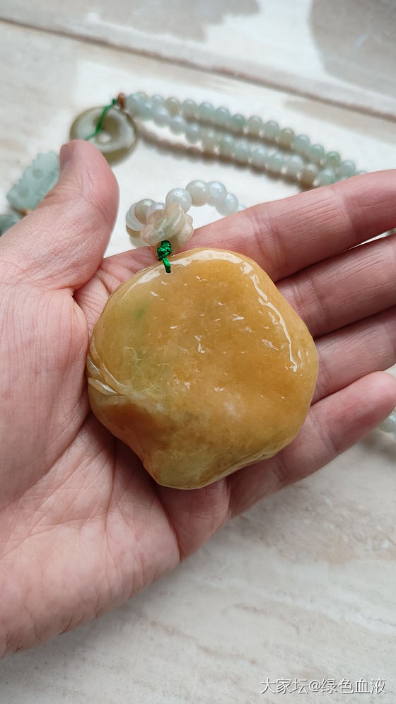两年里入的第一块翡翠，便宜货，颜色喜庆_翡翠