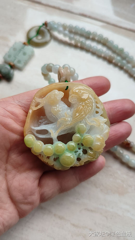 两年里入的第一块翡翠，便宜货，颜色喜庆_翡翠