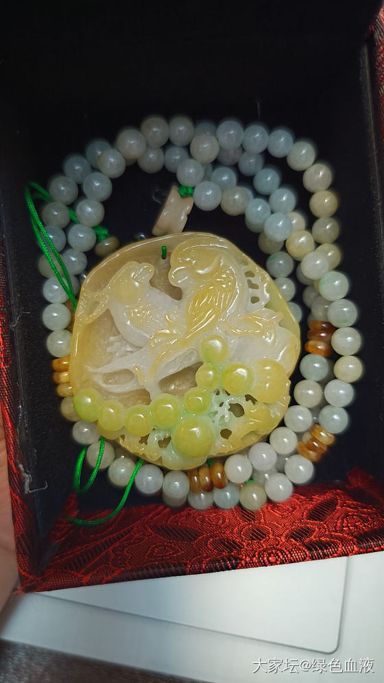 两年里入的第一块翡翠，便宜货，颜色喜庆_翡翠