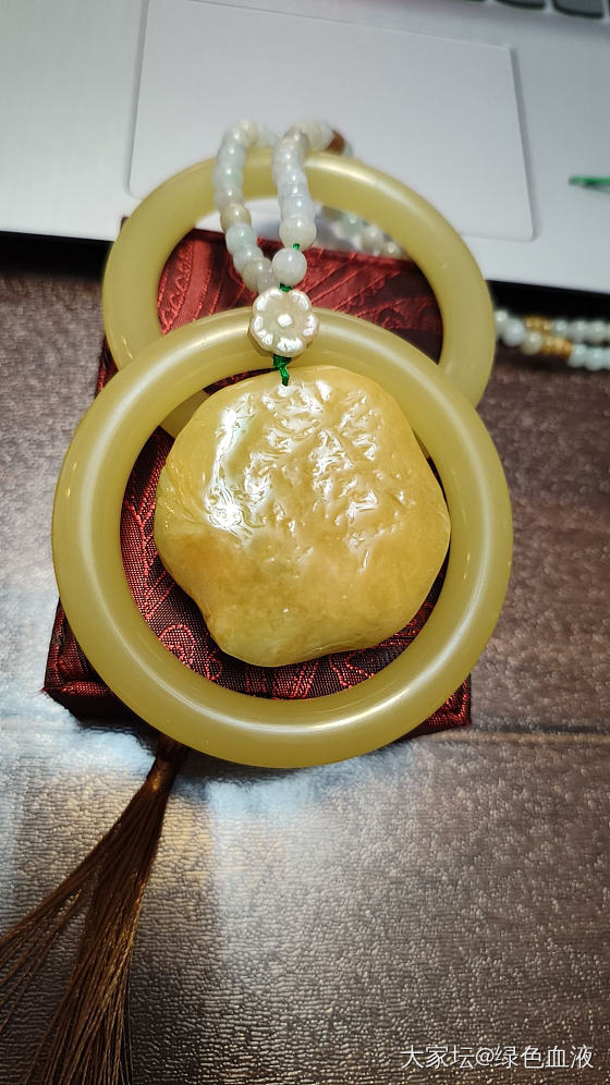 两年里入的第一块翡翠，便宜货，颜色喜庆_翡翠