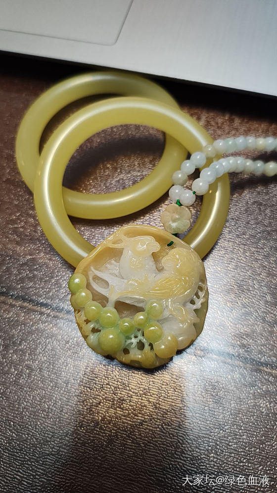 两年里入的第一块翡翠，便宜货，颜色喜庆_翡翠