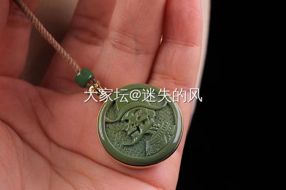流浪币直径24厚度6.5mm重8.5克
原矿高瓷干净正绿料松石 镶嵌18k金_松石