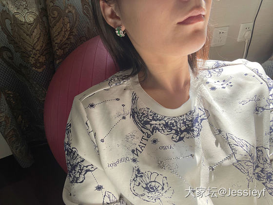 小小龙石裙带耳钉_翡翠