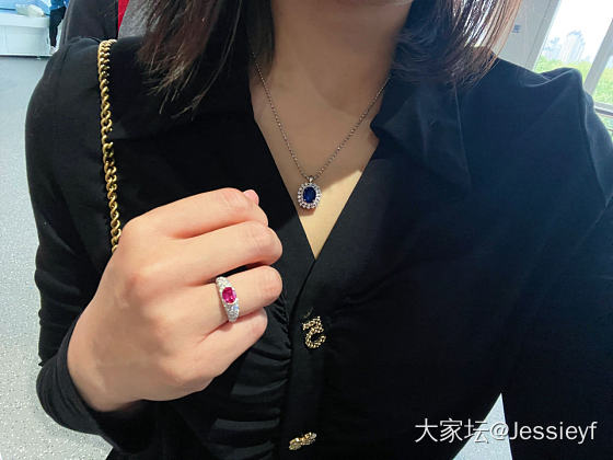 黑色着装靠彩宝点缀_名贵宝石