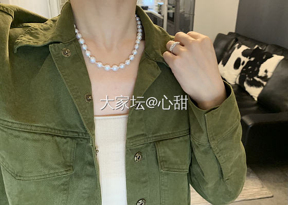 周五属于休闲风，珍珠排戒_搭配珍珠钻石