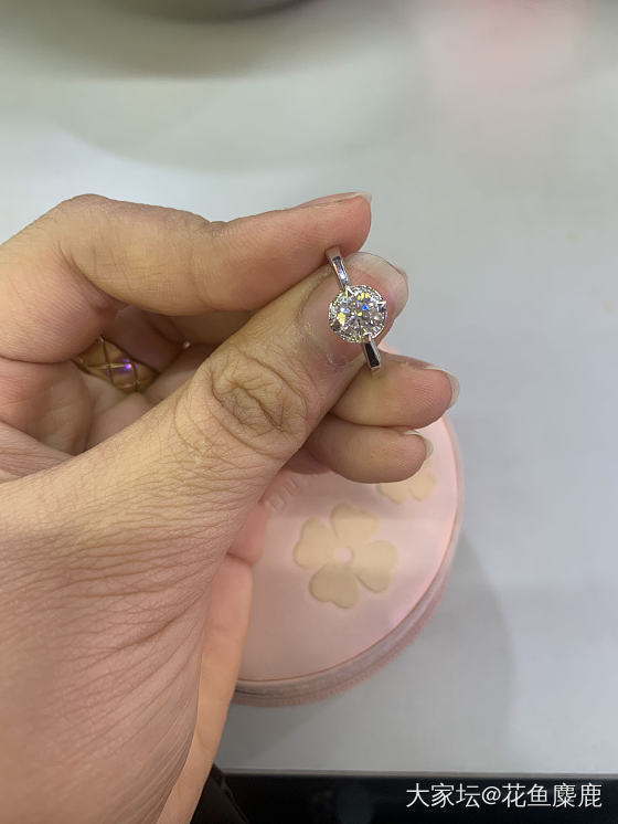 拍到了钻石的火彩_戒指钻石