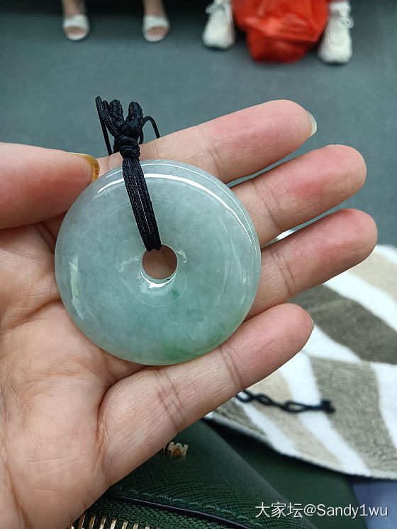 周六，突然想起一朋友生日，算算居然五十了，遂约上见面聚餐，送了个平安扣给他，希望..._翡翠