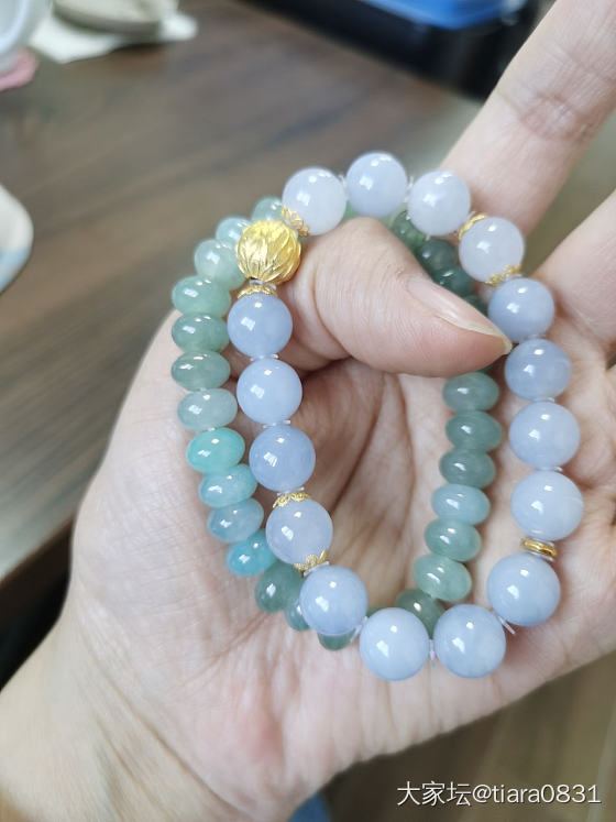 今天才周三，还有 2 天要熬，双休补班真的要命啊。一低头看到今天戴的手链，瞬间心_翡翠