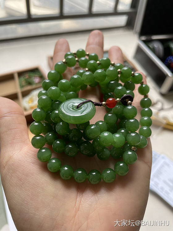 最近迷上了碧玉 ，俄料碧玉手串深沉迷人，籽料碧玉古朴典雅。_和田玉