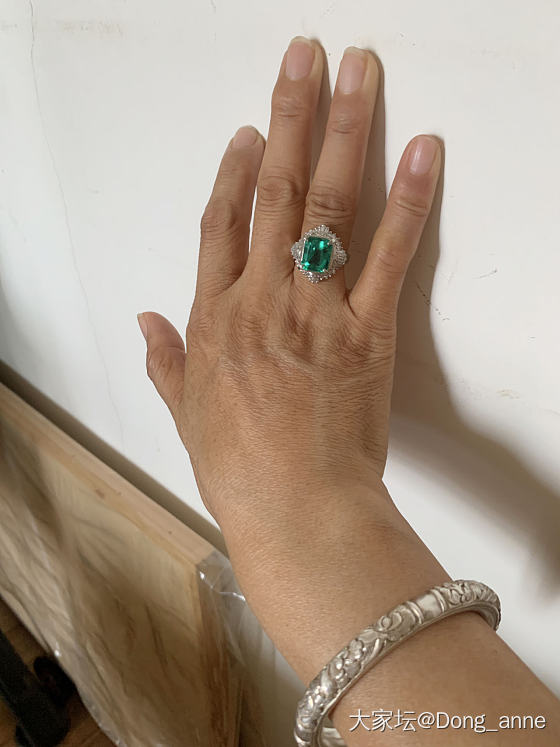 我的小黑手也戴上了大颗的祖母绿戒指_戒指名贵宝石