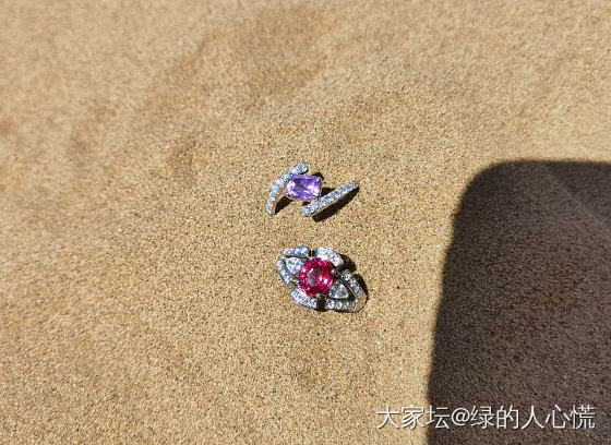沙漠真的可以挖到宝藏诶~_彩色宝石