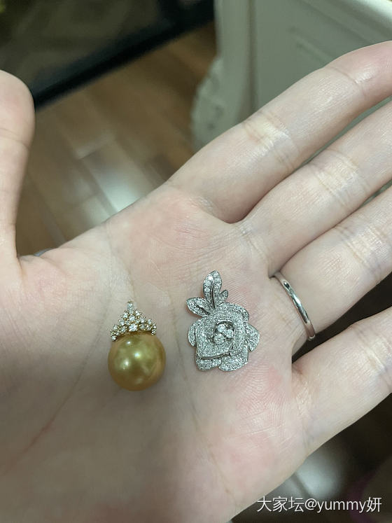 差不多价位，钻石吊坠和南洋金珠吊坠选哪个？_首饰