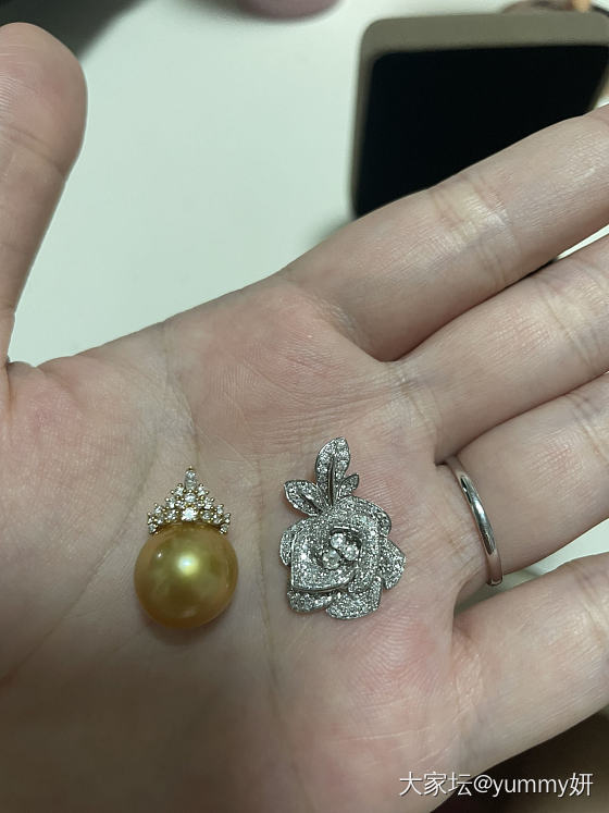 差不多价位，钻石吊坠和南洋金珠吊坠选哪个？_首饰