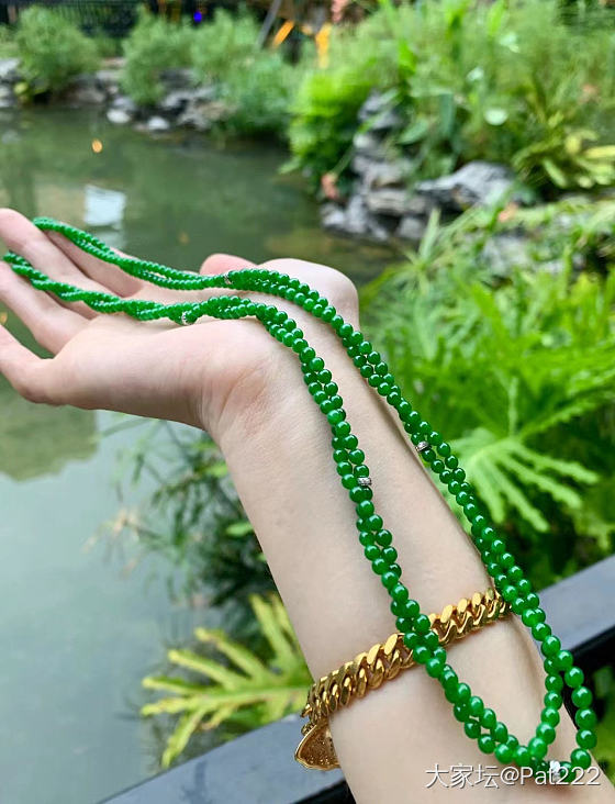 翡翠界的百搭神器｜一条有深度的阳绿小米珠麻花项链.
一串多用的小米珠麻花项链，每..._翡翠