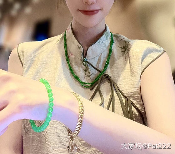 翡翠界的百搭神器｜一条有深度的阳绿小米珠麻花项链.
一串多用的小米珠麻花项链，每..._翡翠