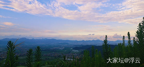 乡村小山上，露营基地在建中。