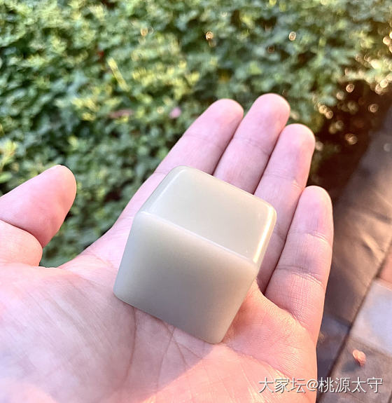 多年前不知于何处看过一则故事，大概是行印丢湖之事，现改编以记之。_玉石和田玉