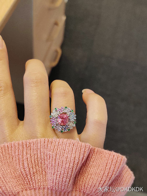 又来秀这枚花团锦簇的💍_戒指彩色宝石