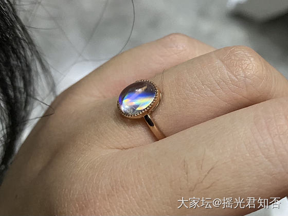 家人们谁懂啊，半夜上厕所被自己的戒指迷晕倒_彩色宝石