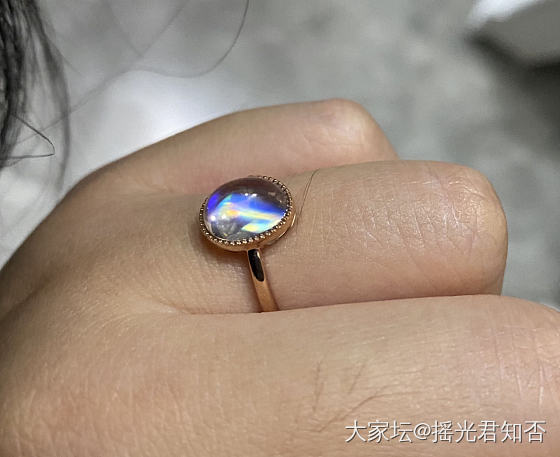 家人们谁懂啊，半夜上厕所被自己的戒指迷晕倒_彩色宝石