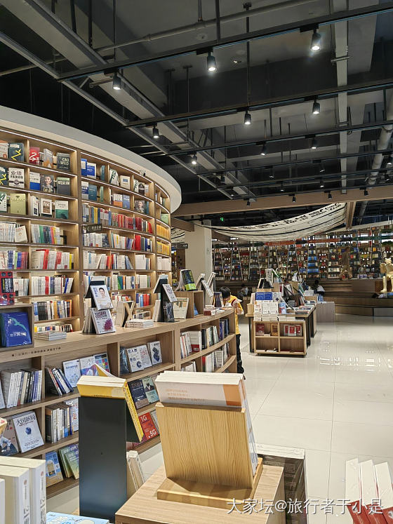 新华书店没有看书的氛围了_琥珀蜜蜡