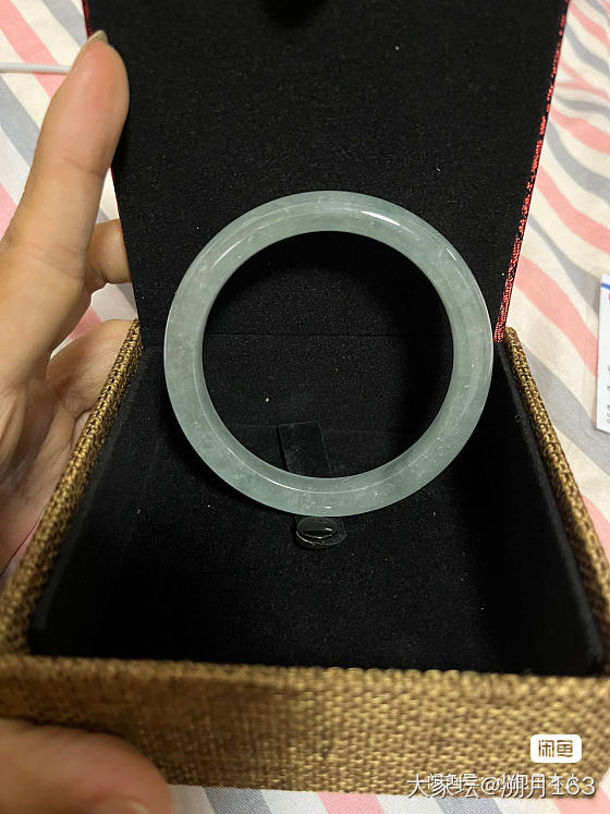 看中了一个手镯，不知道价格怎样，求坛友掌掌眼_手镯翡翠