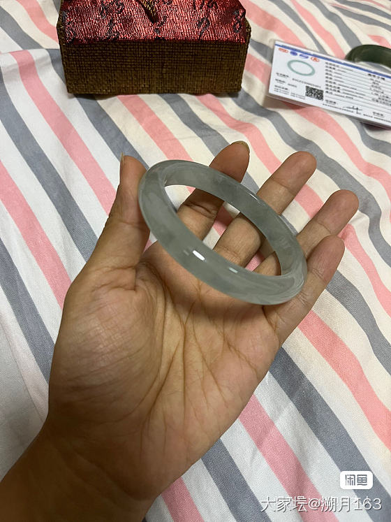 看中了一个手镯，不知道价格怎样，求坛友掌掌眼_手镯翡翠
