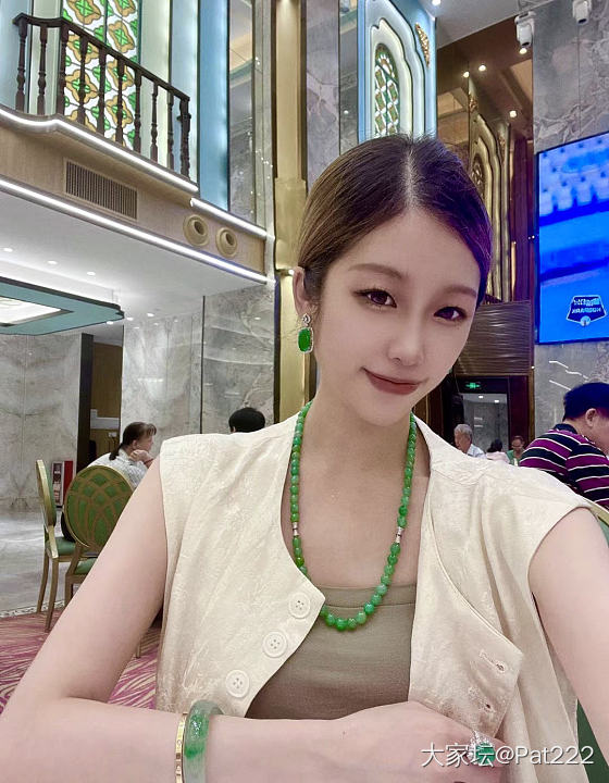 大珠子➕大耳环=国泰民安脸，
又周末啦～_翡翠