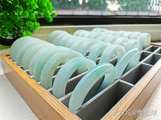 朋友圈翡翠手镯 这个小万合适入吗_翡翠